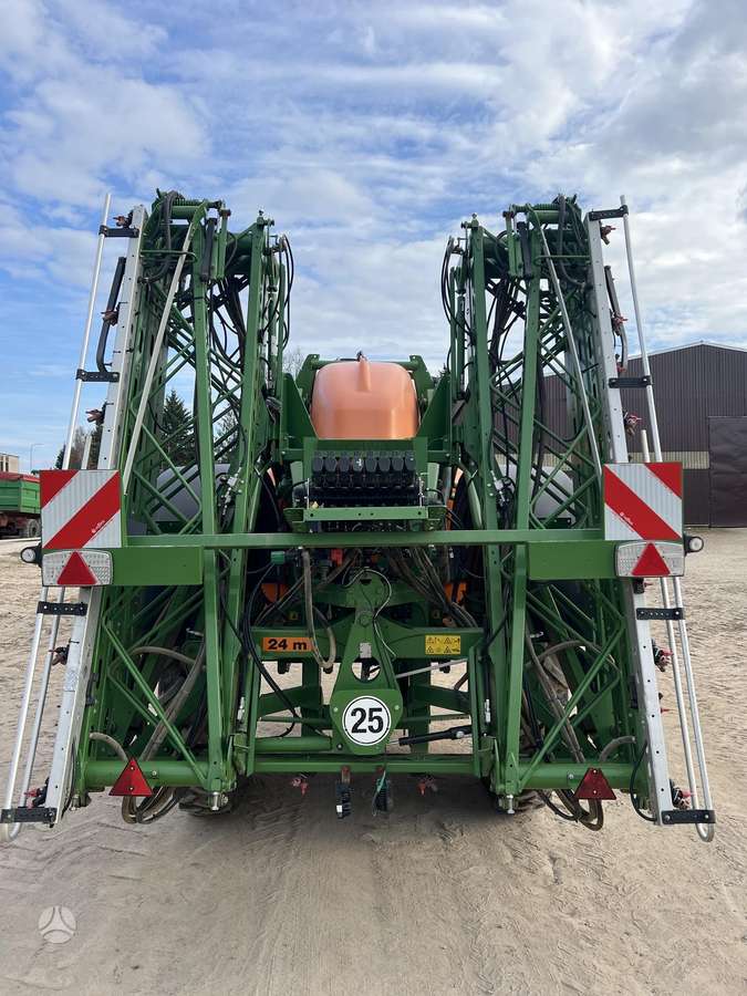 Amazone UX 4200, sprayers