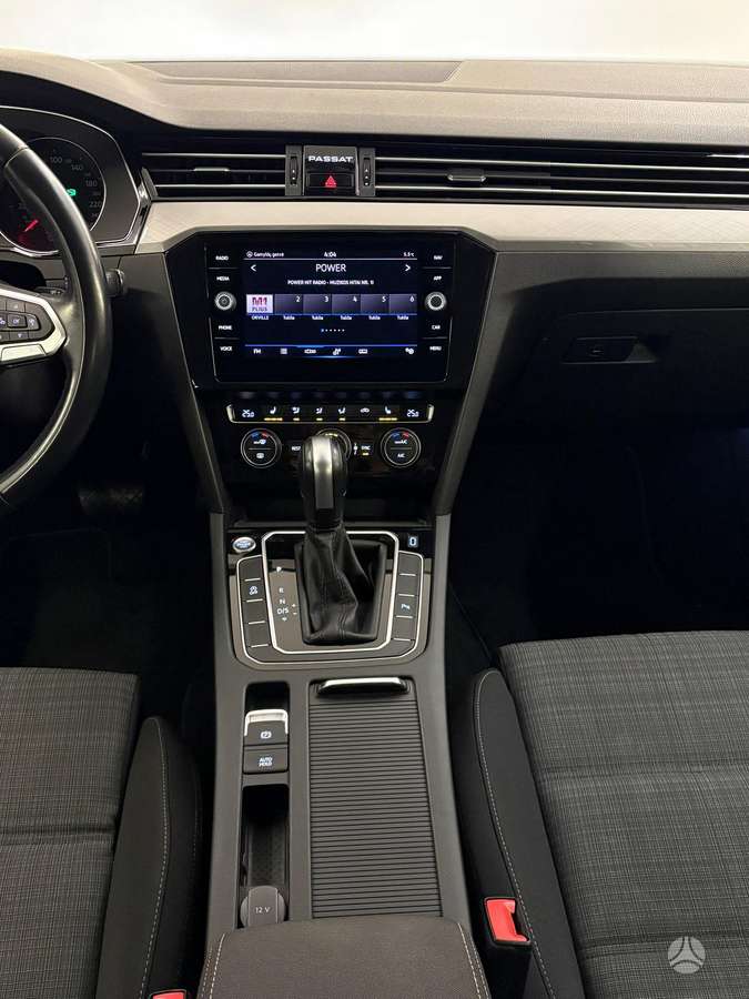 Volkswagen Passat - 12