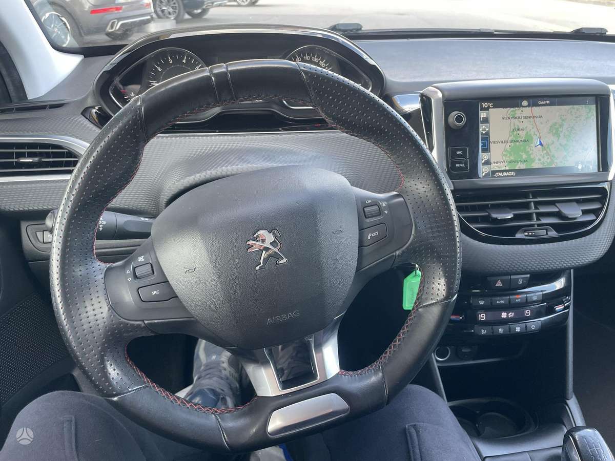 Peugeot 208, 1.2 l., hatchback