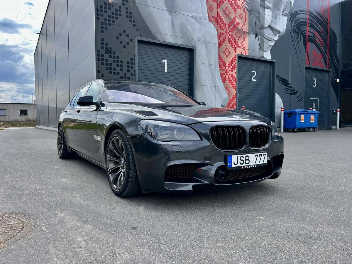 BMW 730, Седан