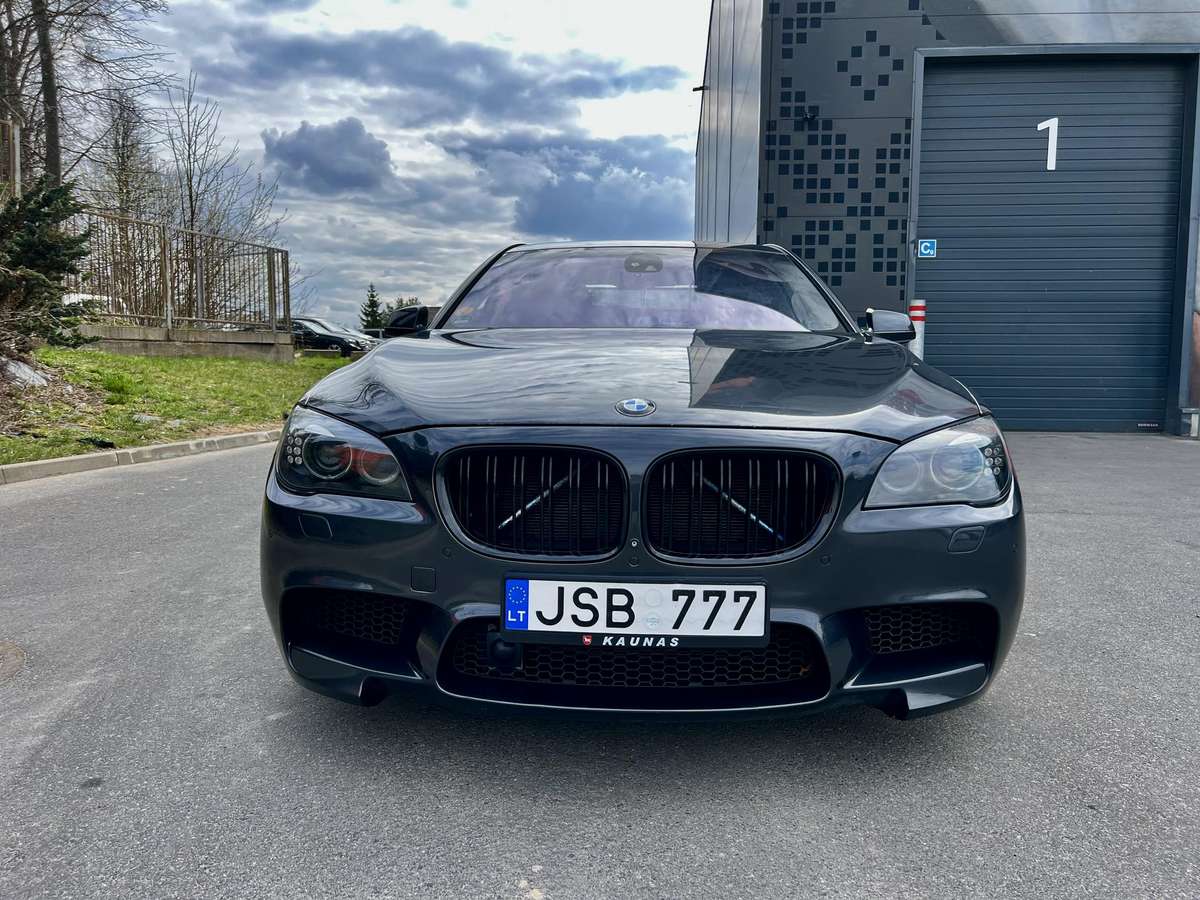 BMW 730, Седан