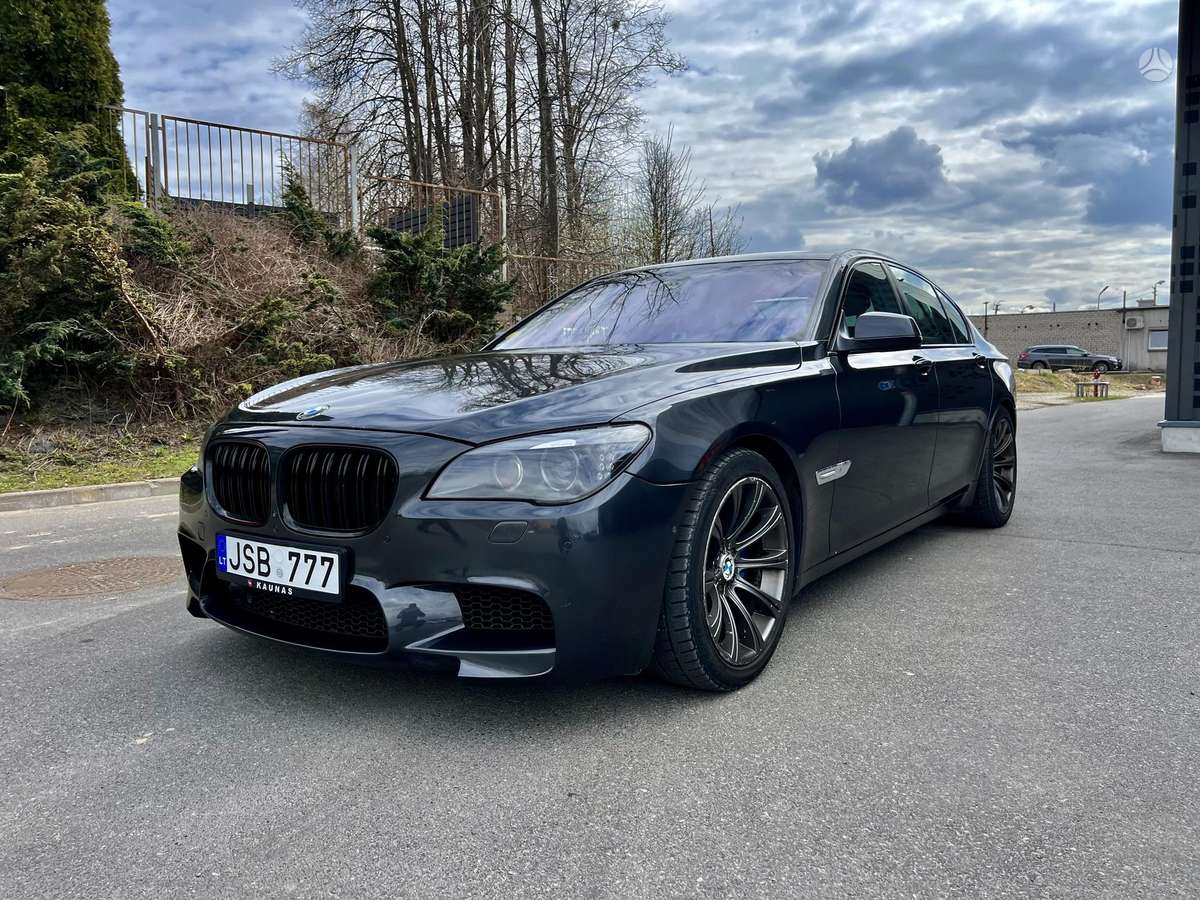 BMW 730, Седан