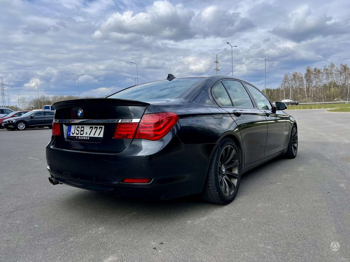 BMW 730, Седан