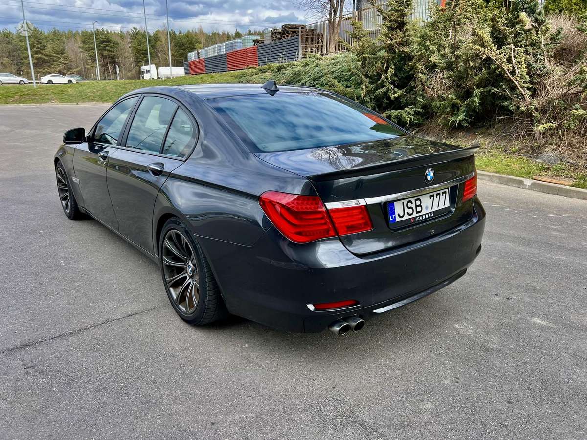 BMW 730, Седан