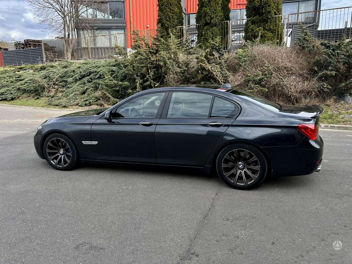 BMW 730, Седан