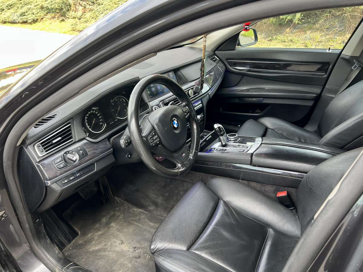 BMW 730, Седан