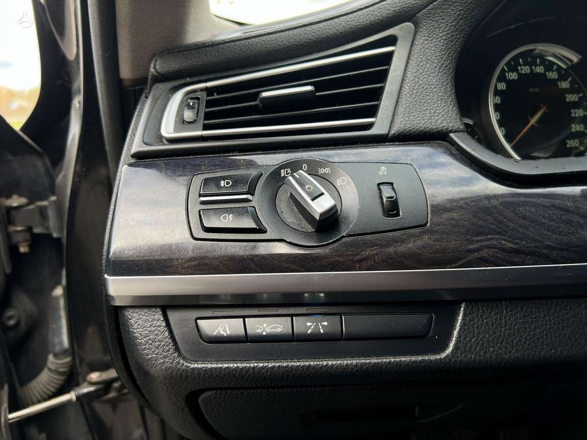BMW 730, Седан