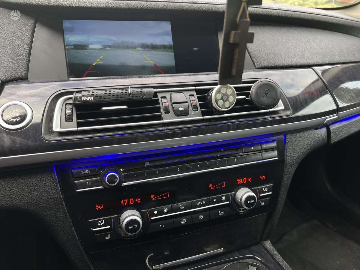 BMW 730, Седан