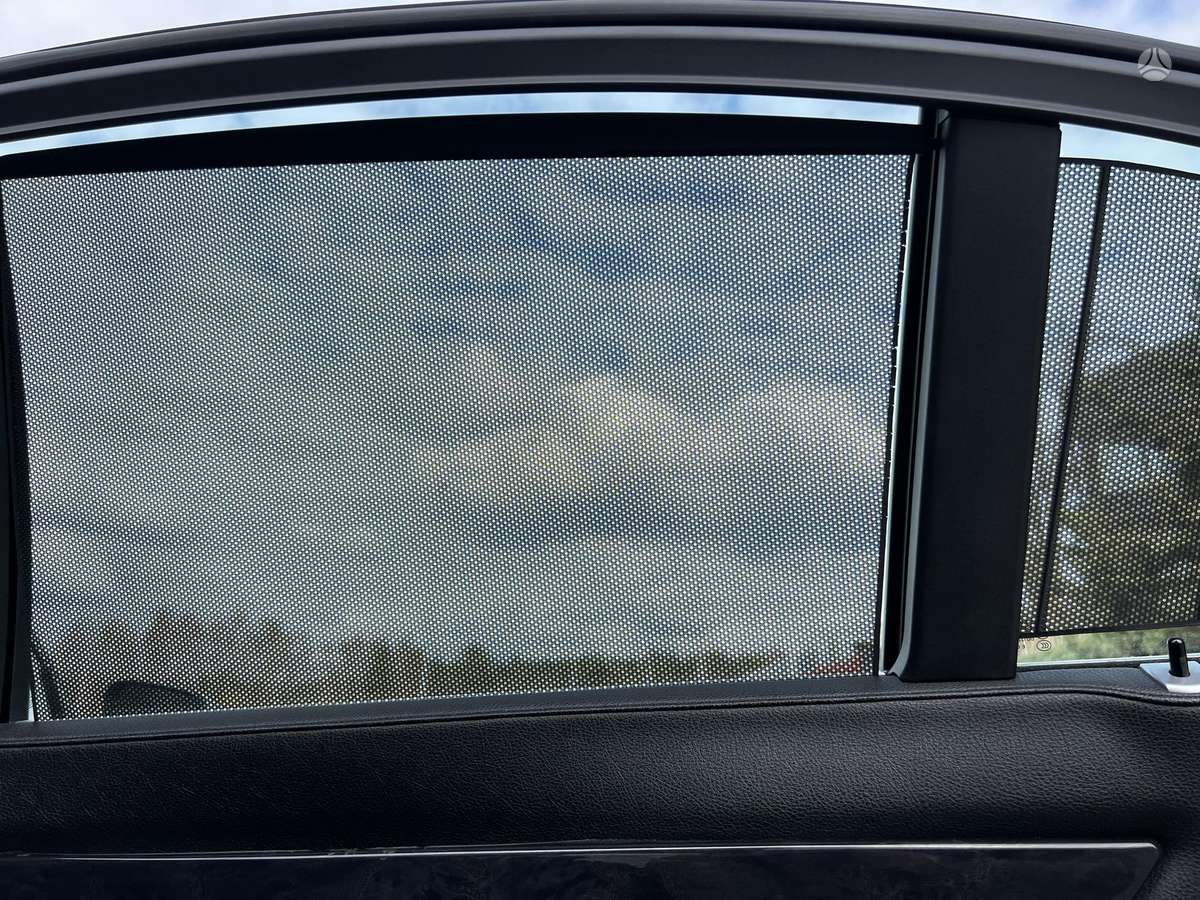 BMW 730, Седан