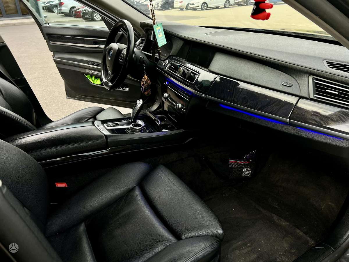 BMW 730, Седан