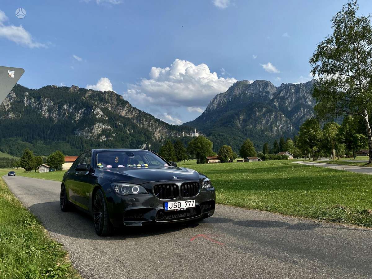 BMW 730, Седан