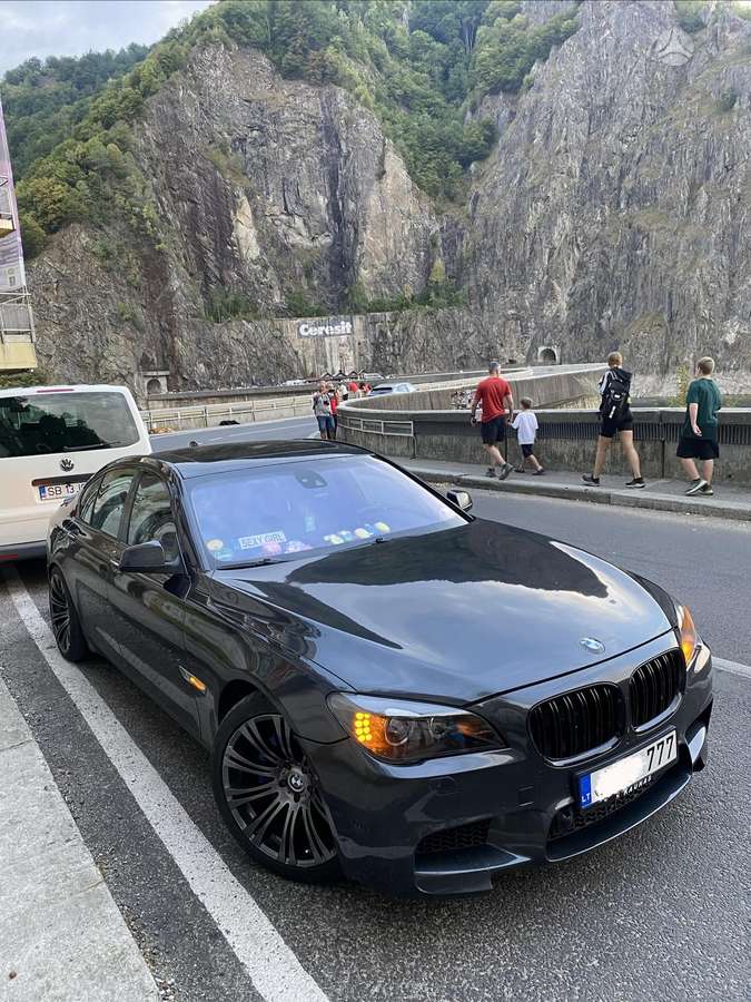 BMW 730, Седан