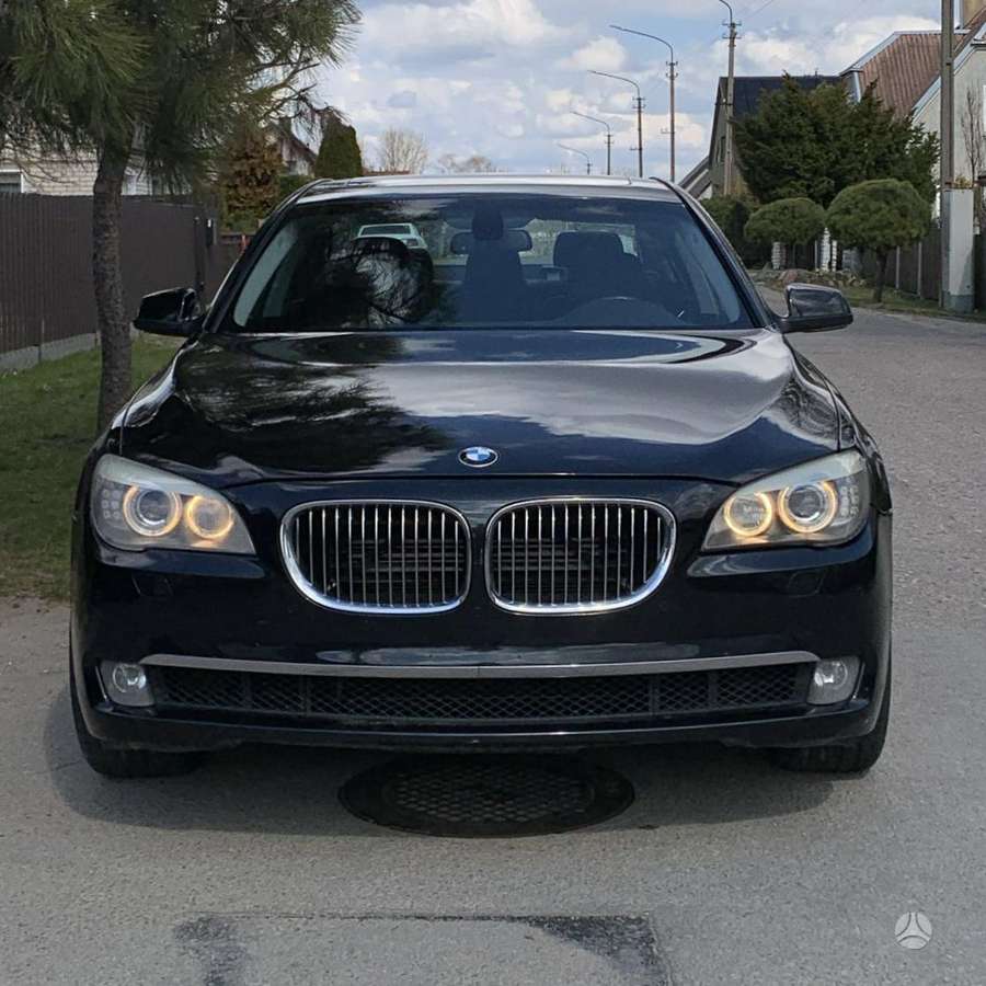 BMW 750, 4.4 l., Седан