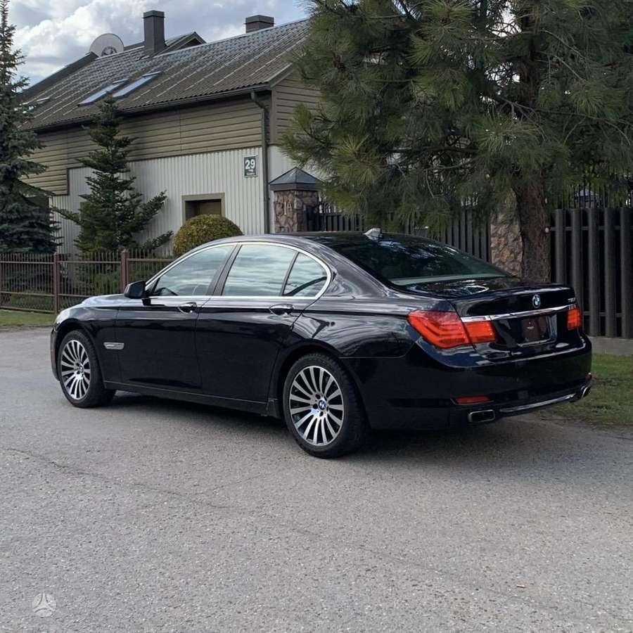 BMW 750, 4.4 l., Седан