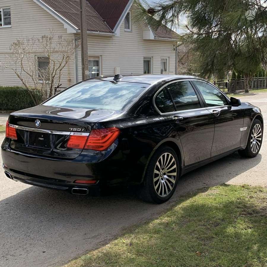 BMW 750, 4.4 l., Седан