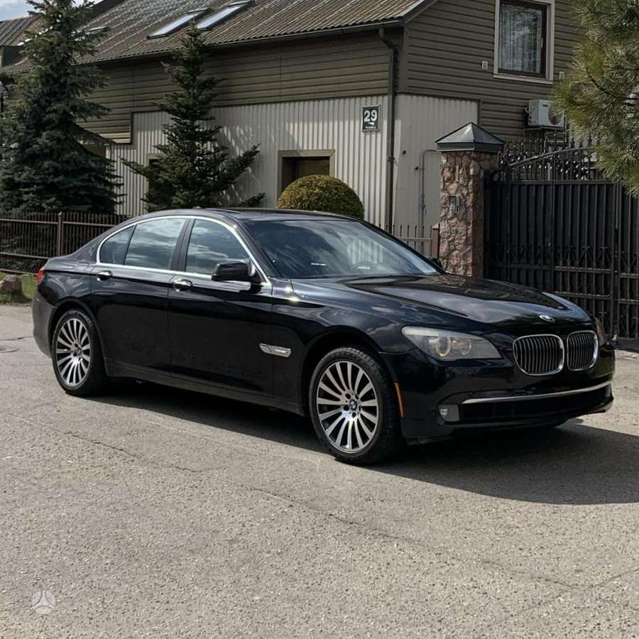 BMW 750, 4.4 l., Седан