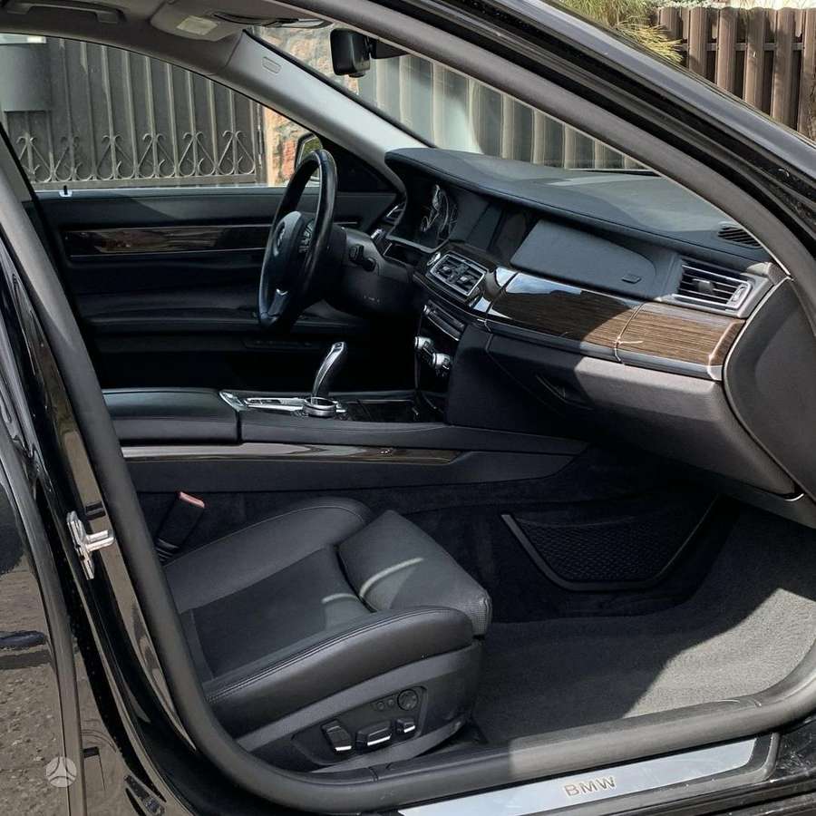 BMW 750, 4.4 l., Седан