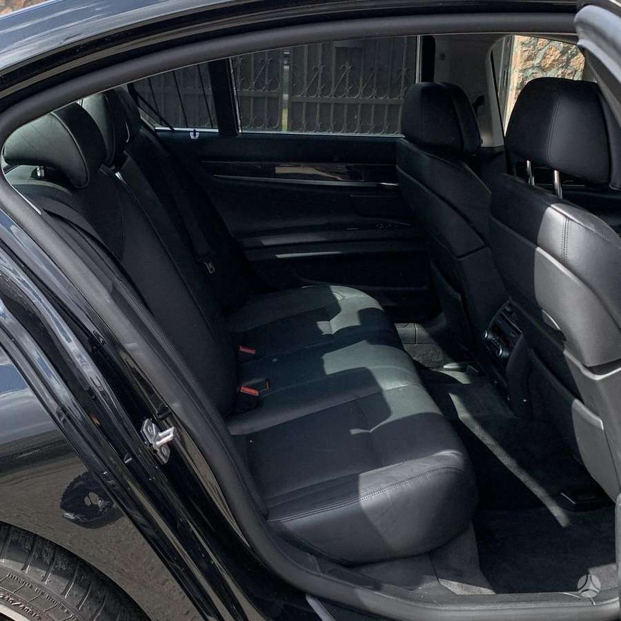 BMW 750, 4.4 l., Седан