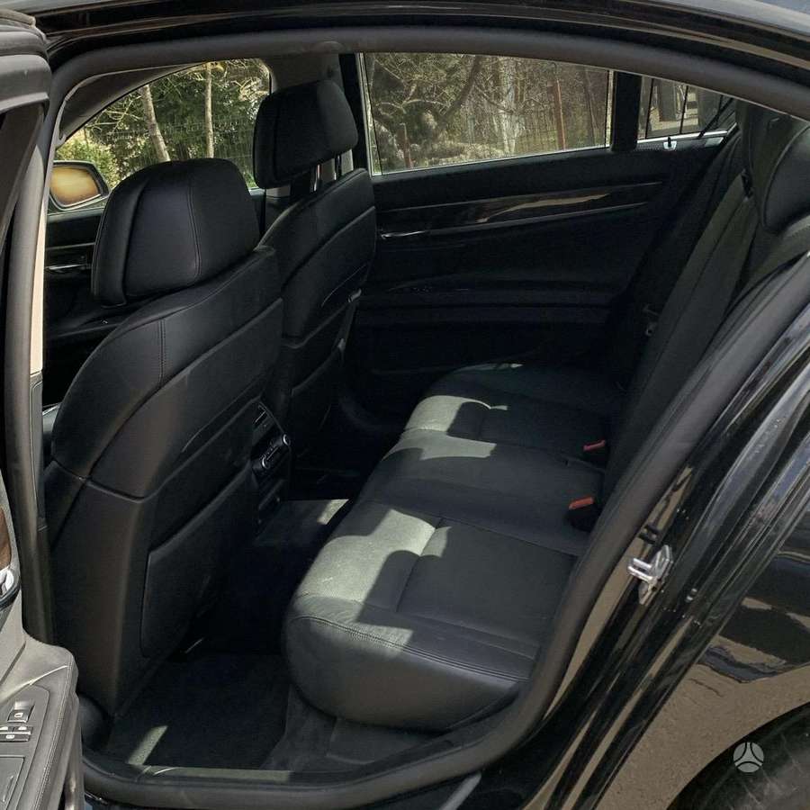 BMW 750, 4.4 l., Седан