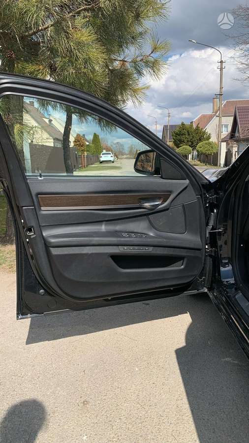 BMW 750, 4.4 l., Седан