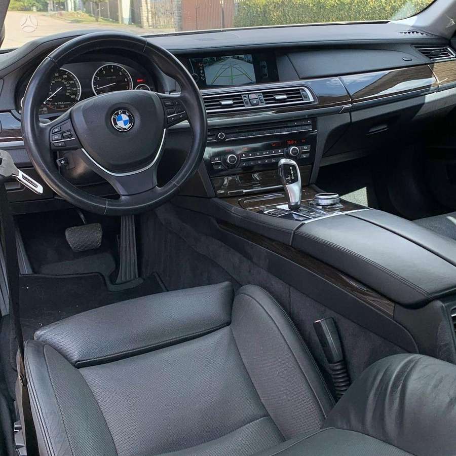 BMW 750, 4.4 l., Седан