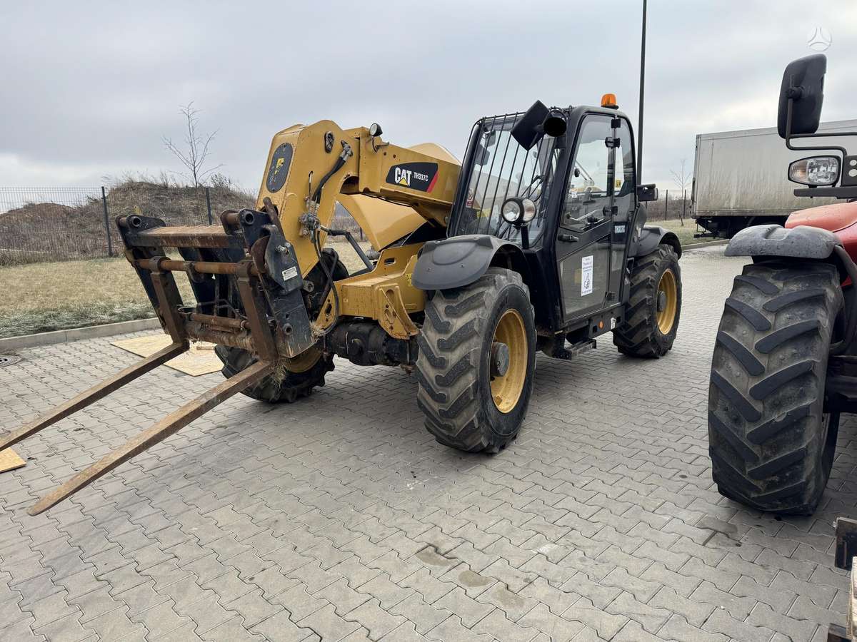 Caterpillar TH337C, telescopic handler