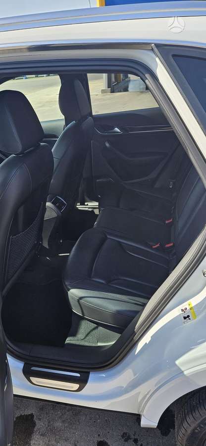 Audi Q3, 2.0 l., off-road / crossover