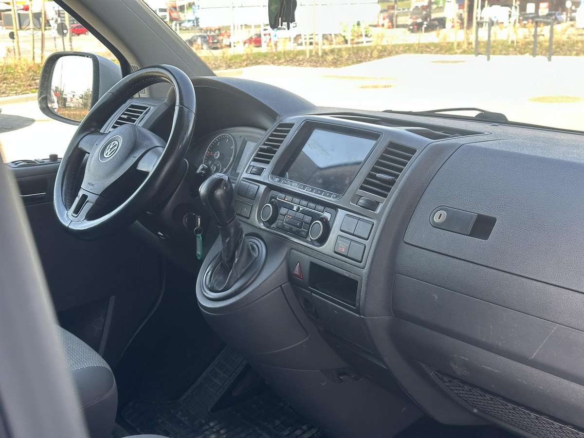 Volkswagen Caravelle - 11
