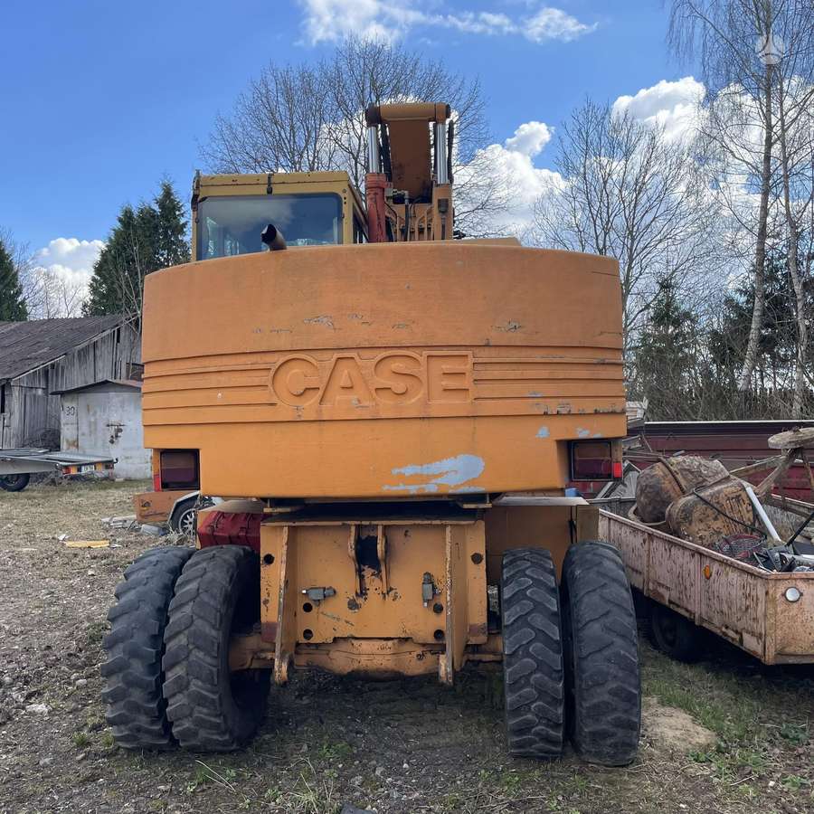 Case 688B, ekskavatoriai