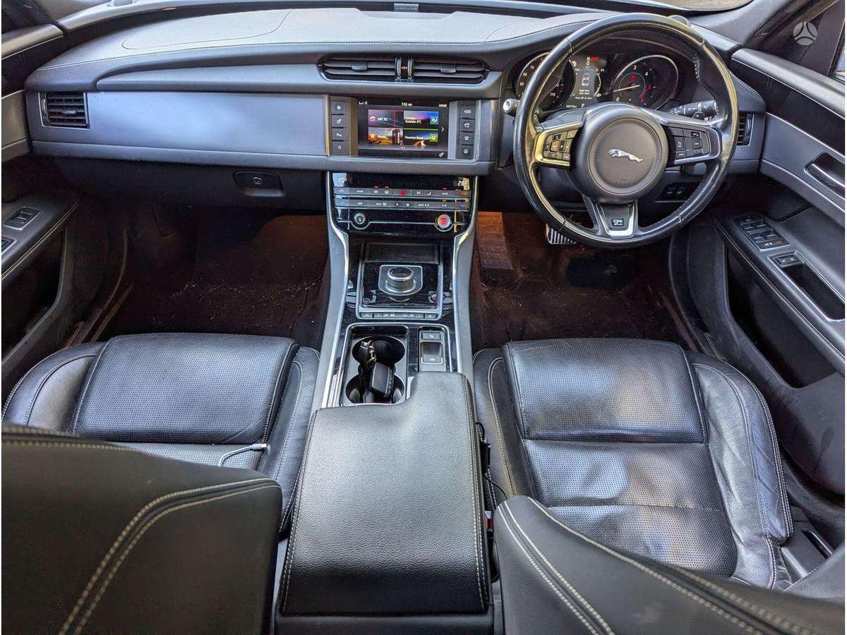 Jaguar XF engine