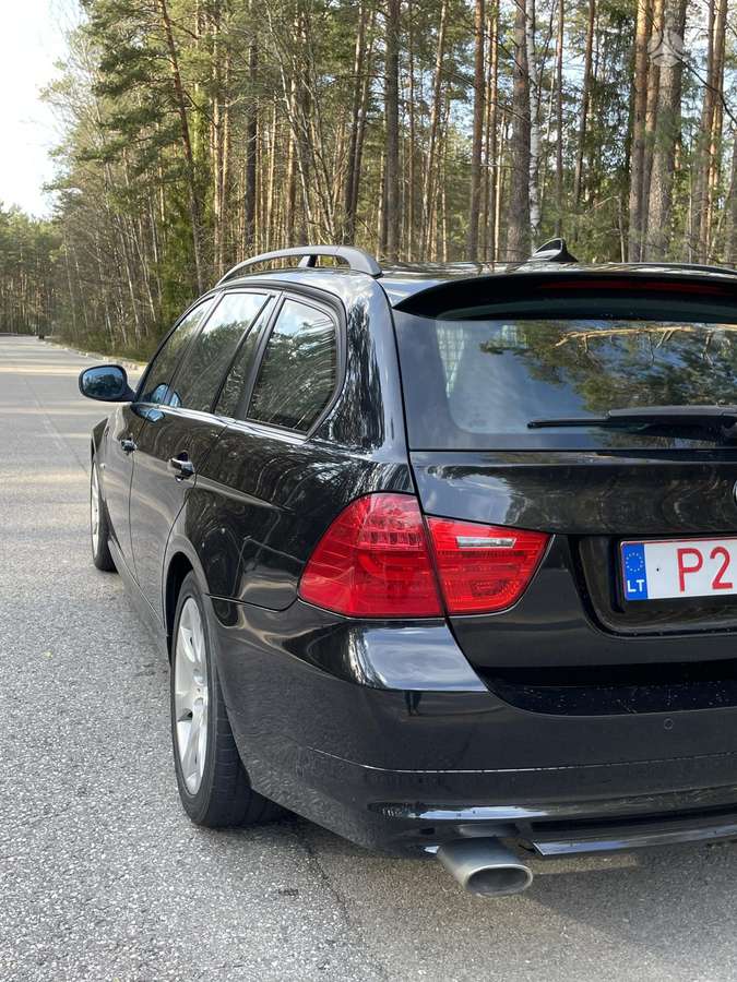 BMW 320, universalas