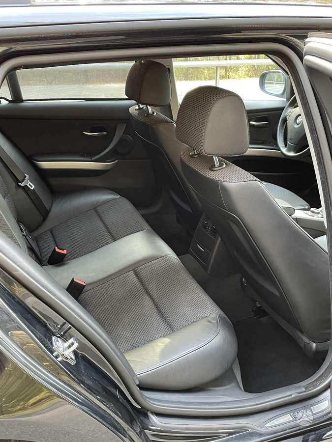 BMW 320, universalas