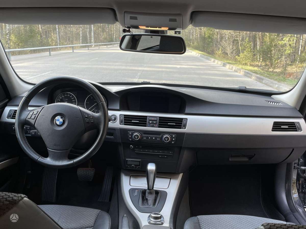 BMW 320, universalas