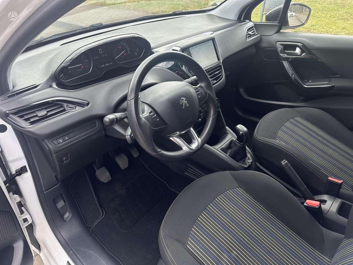 Peugeot 208, 1.2 l., hatchback