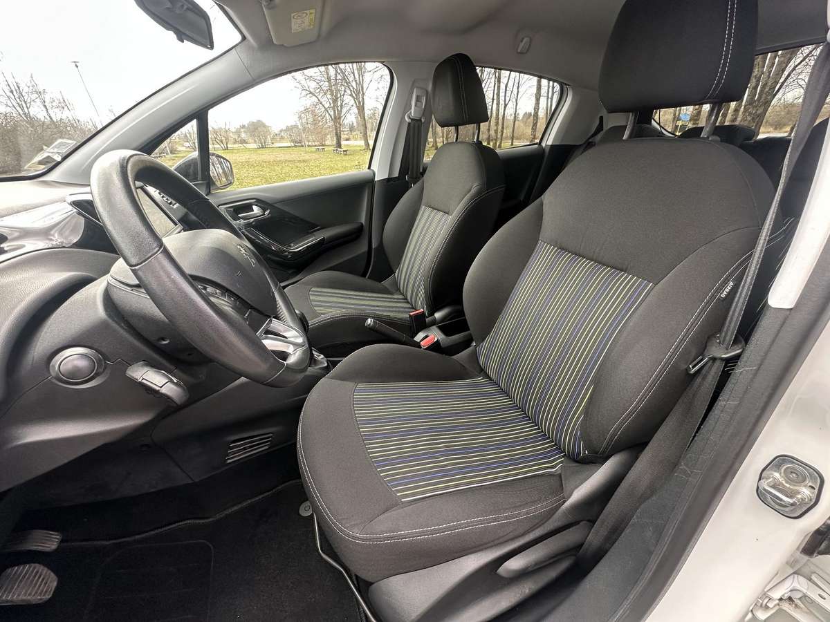 Peugeot 208, 1.2 l., hatchback