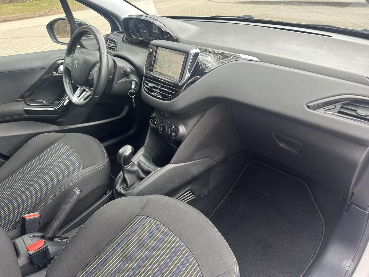 Peugeot 208, 1.2 l., hatchback