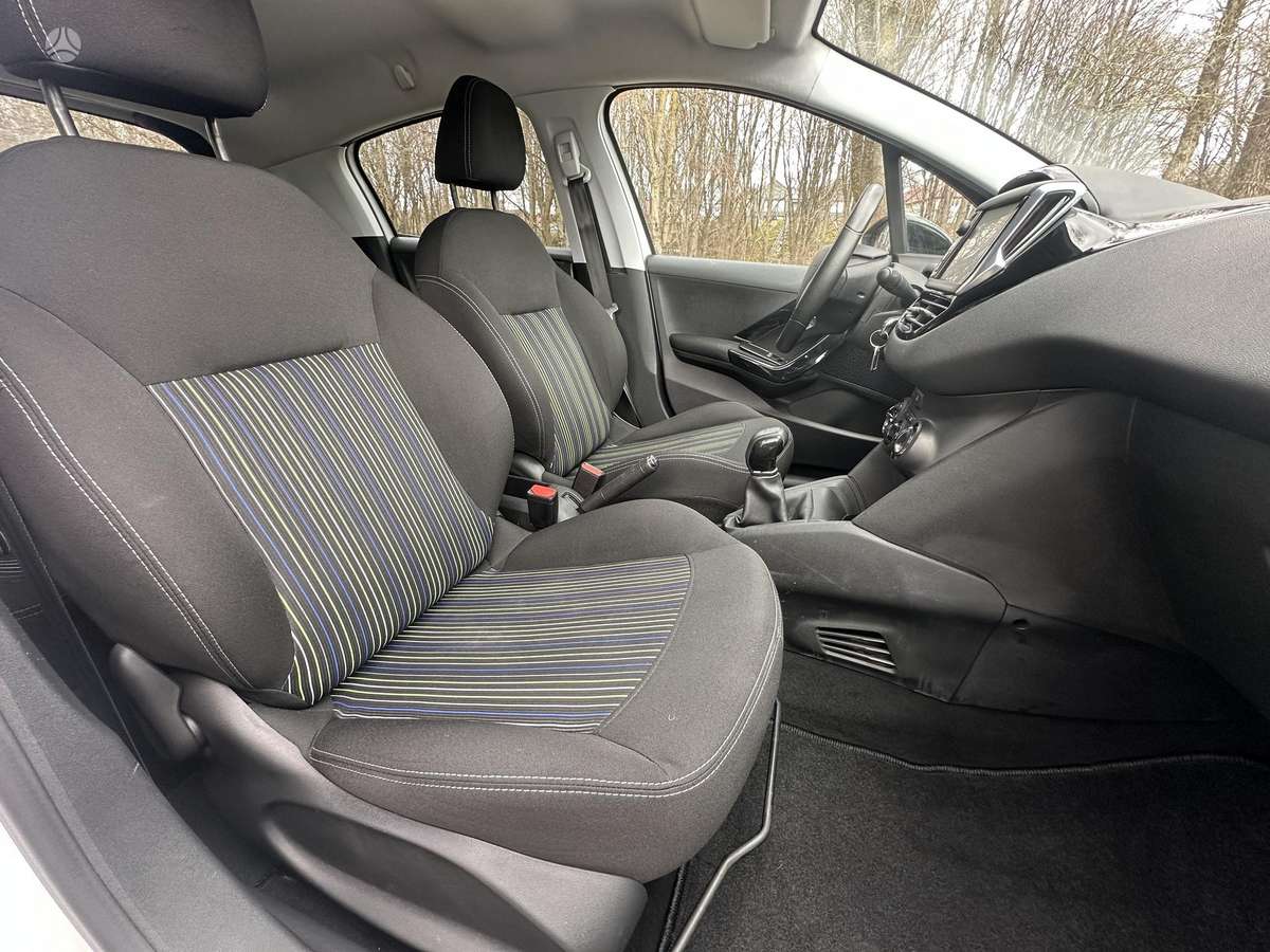 Peugeot 208, 1.2 l., hatchback