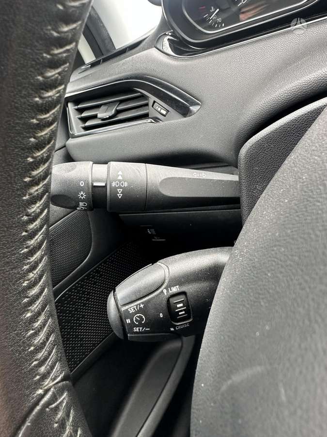 Peugeot 208, 1.2 l., hatchback