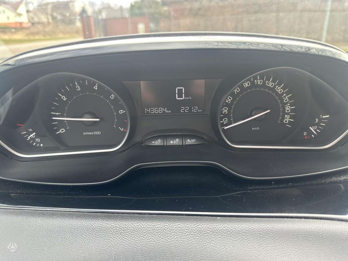 Peugeot 208, 1.2 l., hatchback