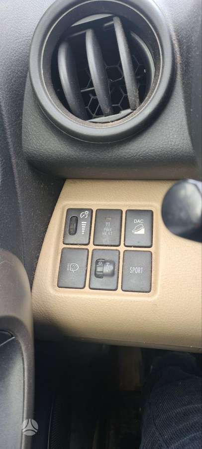 Toyota RAV4 - 8