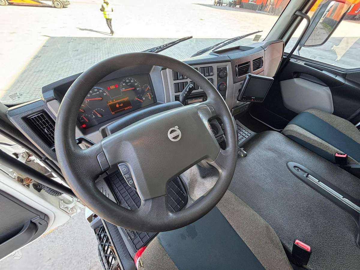 Volvo FL 250 4x2, box trucks / box vans