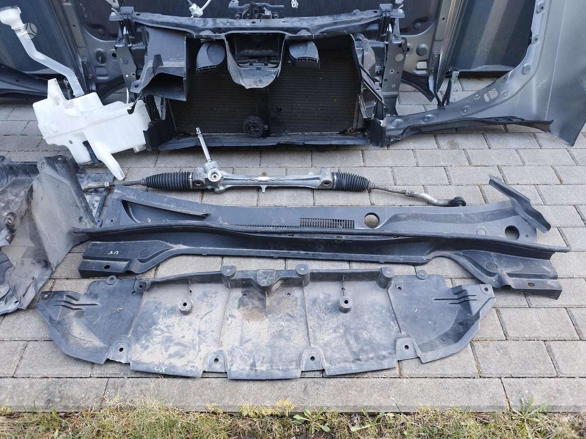 Lexus UX 250h Be defektų