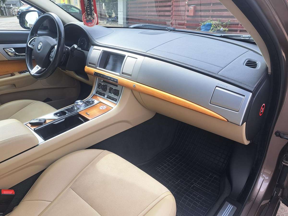 Jaguar XF, 2.2 l., Седан