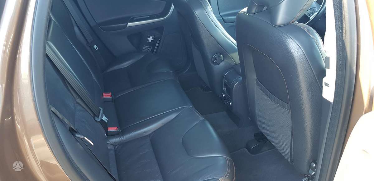 Volvo XC60, 2.4 l., off-road / crossover