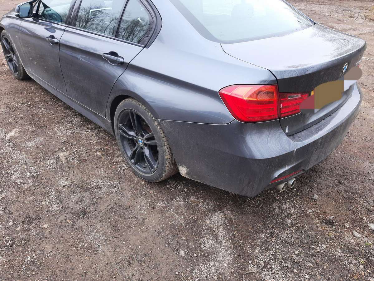 BMW 330 dalimis