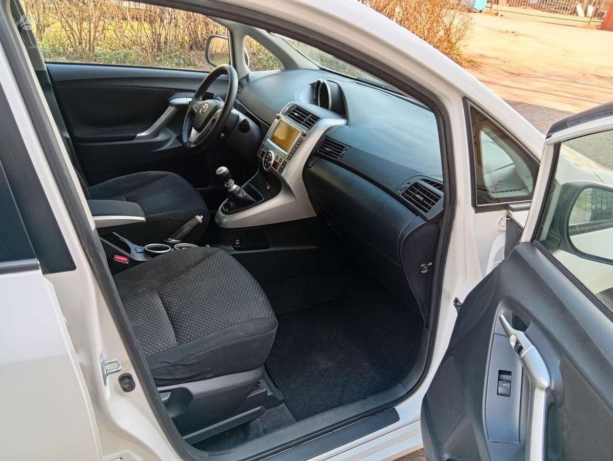 Toyota Verso, 2.2 l., Минивэн