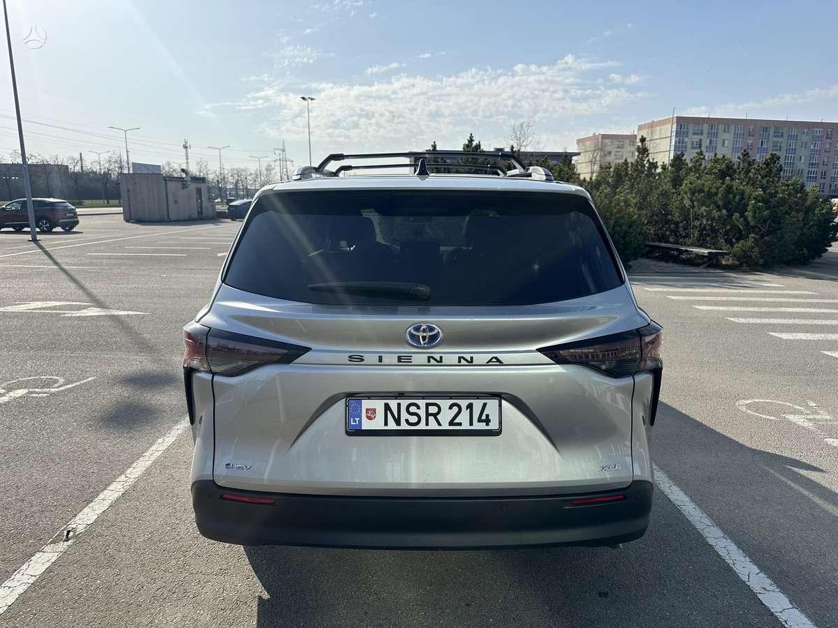 Toyota Sienna - 4
