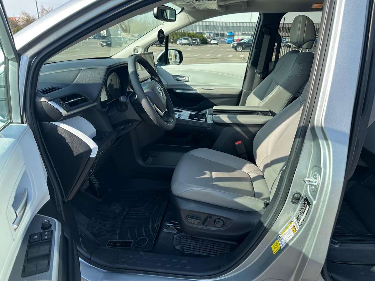 Toyota Sienna - 9