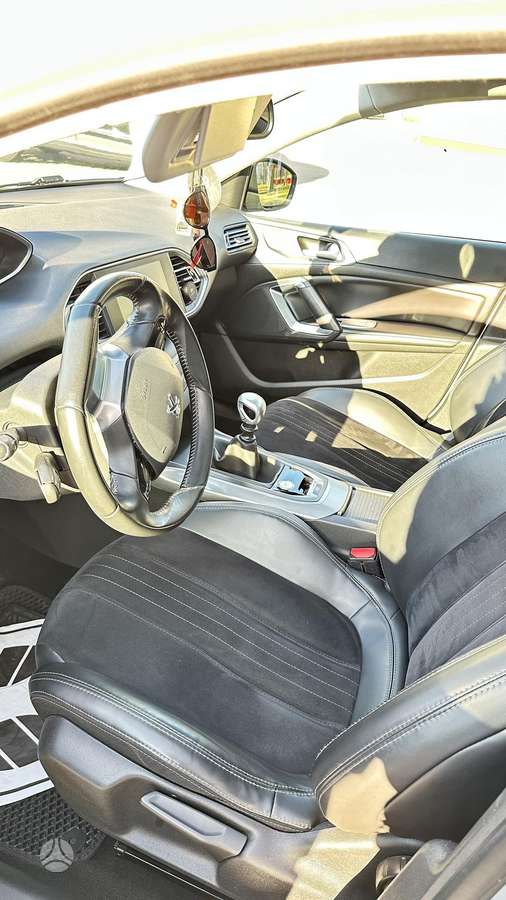 Peugeot 308, 1.2 l., hatchback