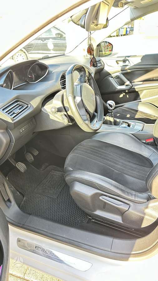 Peugeot 308, 1.2 l., hatchback